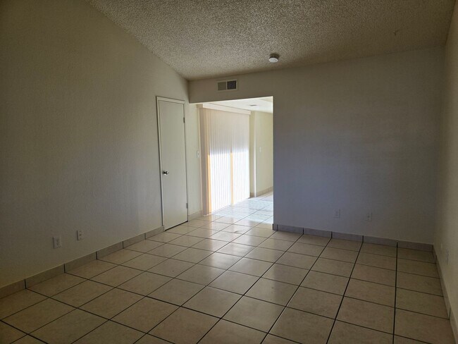 Building Photo - 2714 Pyramid Ave