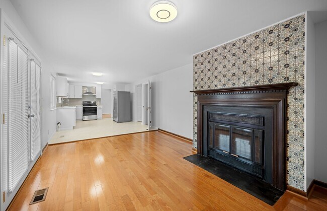 Building Photo - Discover Your Dream Home: Modern Comfort M...