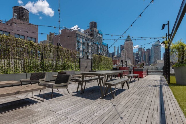 Building Photo - 547 W 47th St