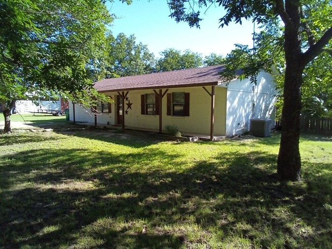 Primary Photo - Charming 4 bed 2 bath home in Lampasas com...