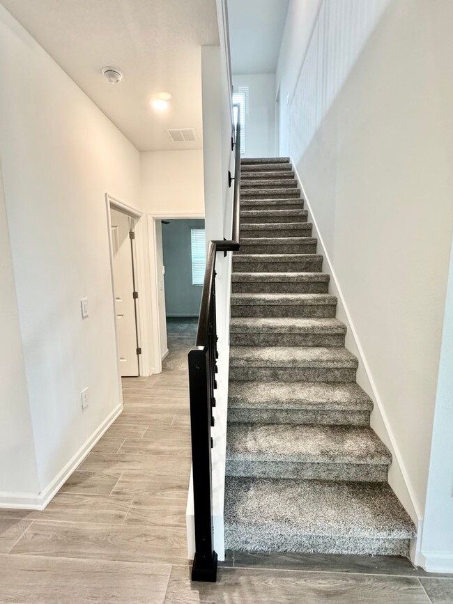 Building Photo - Like New - Large 4/4 Single Story Home wit...