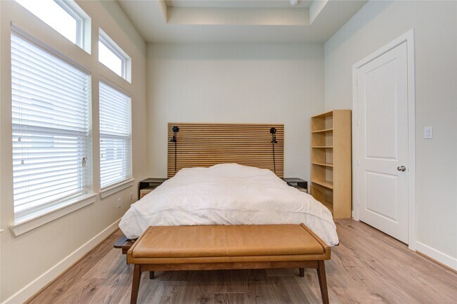 Building Photo - 730 Carriage Knls Dr
