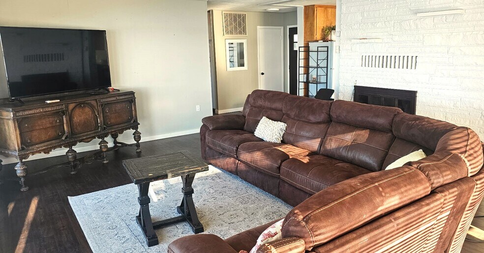 Building Photo - 3312 W Lakeshore Dr