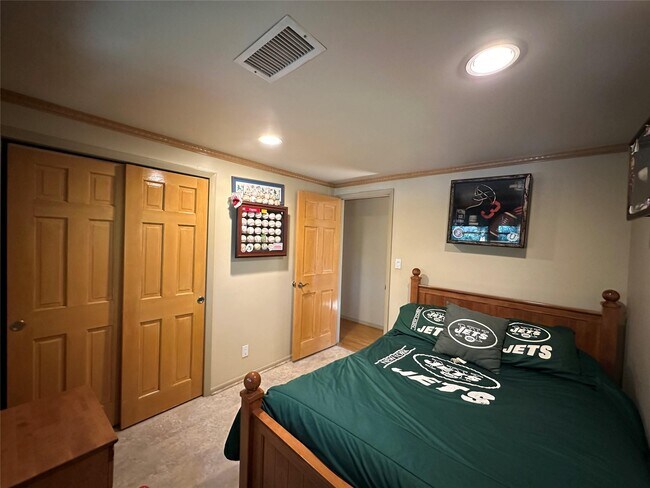Building Photo - 60 Parkside Dr