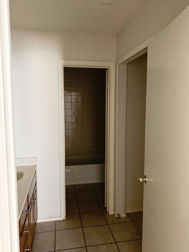Building Photo - Ready for Move In! A wonderful all brick 1...