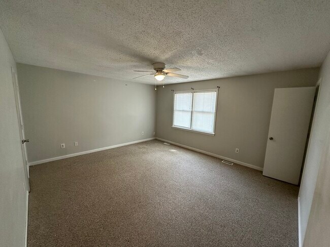 Building Photo - Updated Two Bedroom Townhome