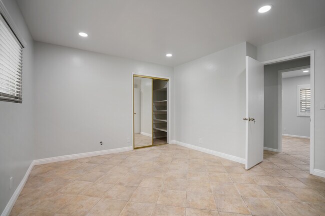 Building Photo - 7055 Avenida Leon