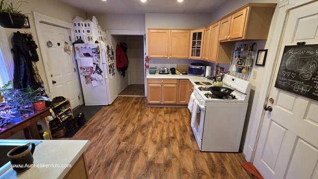 Building Photo - Cute main-level unit in Minneapolis, walking distance to local shops