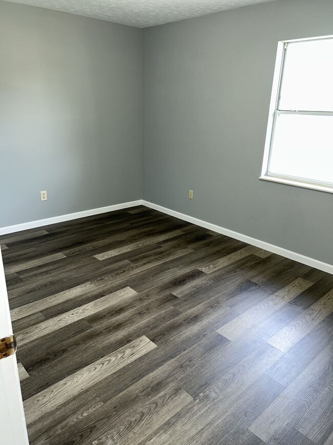 Building Photo - 1525 Meadow Spring Dr