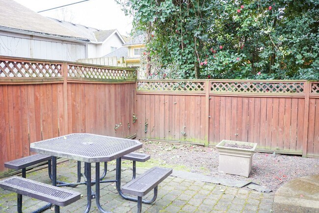 Building Photo - Fabulous Vintage 1-Bedroom Across the Street from Laurelhurst Park!