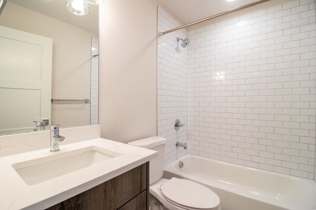 Building Photo - 3Bd/1.75Ba Seattle Townhouse