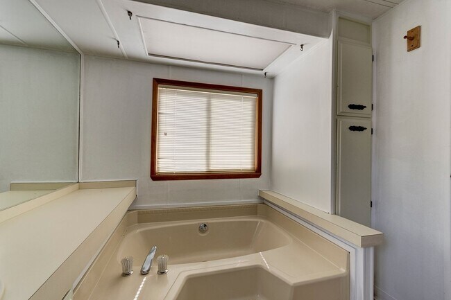Building Photo - 3 Bed  2 Bath Pet Friendly Home