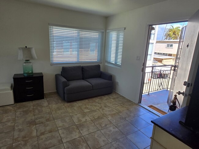 2950 Living room - 2950 Bayside Ln