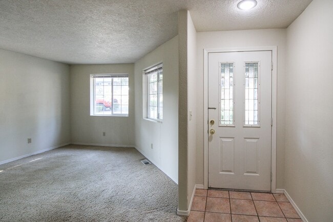 Building Photo - 3200 Lorian Ln SE