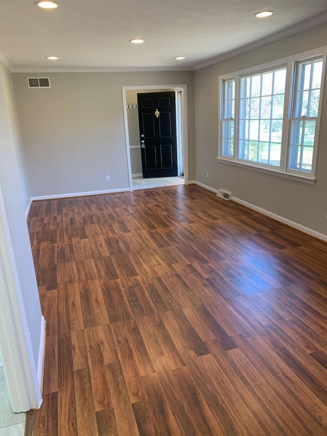 Building Photo - Updated 3 Bedroom Located Off Jefferson Rd - Lawncare Included!