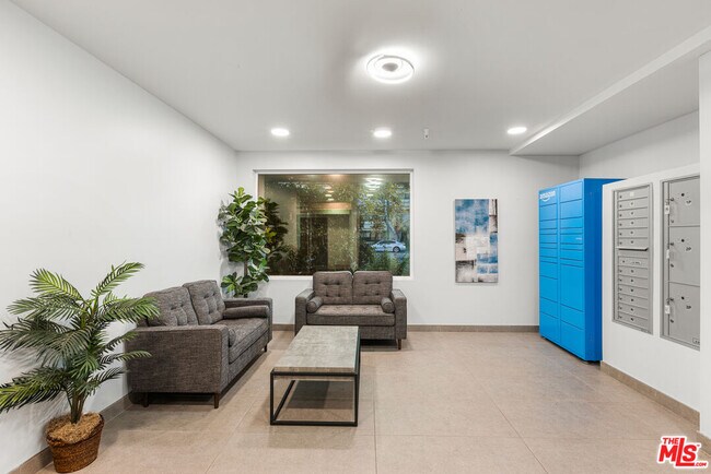 Building Photo - 4806 Sylmar Ave