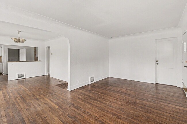 Building Photo - Available NOW! 3 Bedroom 2 Bath Beautiful Home in Denver!