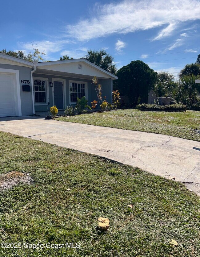 Building Photo - 675 Teak Dr