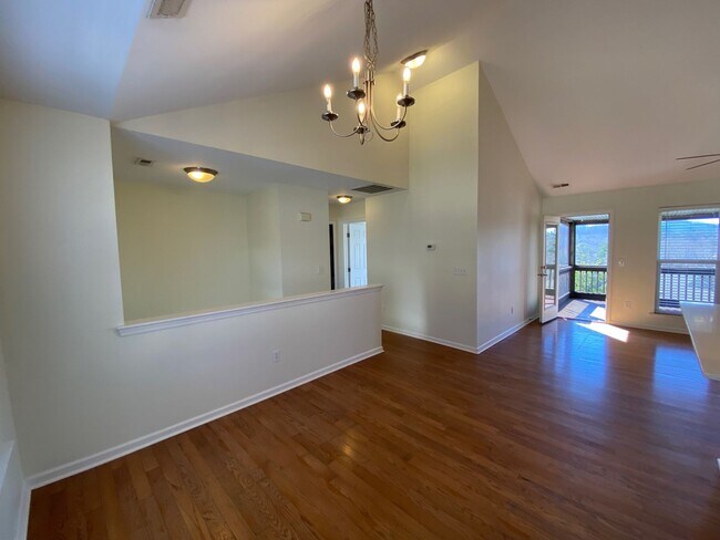 Building Photo - West AVL - Spacious Home in Scenic Bluff S...