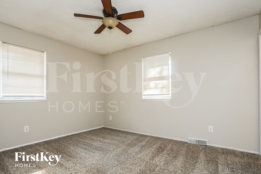 Building Photo - 706 N Redwood Dr