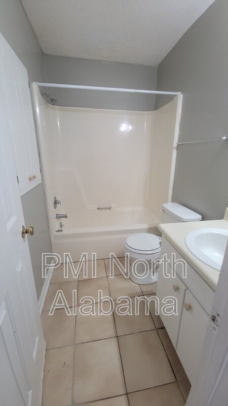 Building Photo - 1502 Barrington Rd NW