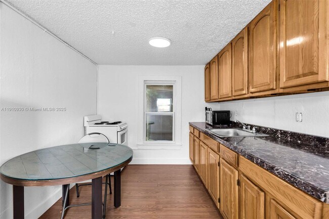 Building Photo - 176 NE 50th St