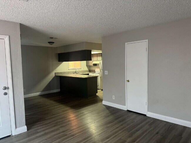 Building Photo - Spacious 2 Bed, 2 Bath Unit – Great Location!