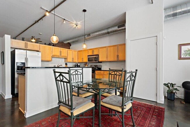 Building Photo - 1601 E Cesar Chavez St