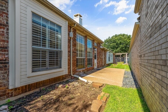 Building Photo - 8013 Springmoss Dr