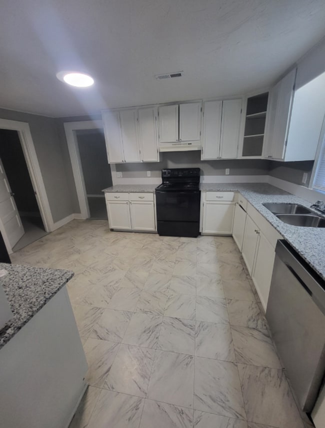 Building Photo - 3 bedroom, 1 bathroom home located in Joplin! Features washer and dryer hook ups, cozy layout, mo...