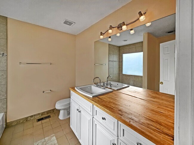 Building Photo - Charming 3 Bed, 2 Bath Home in Douglasvill...