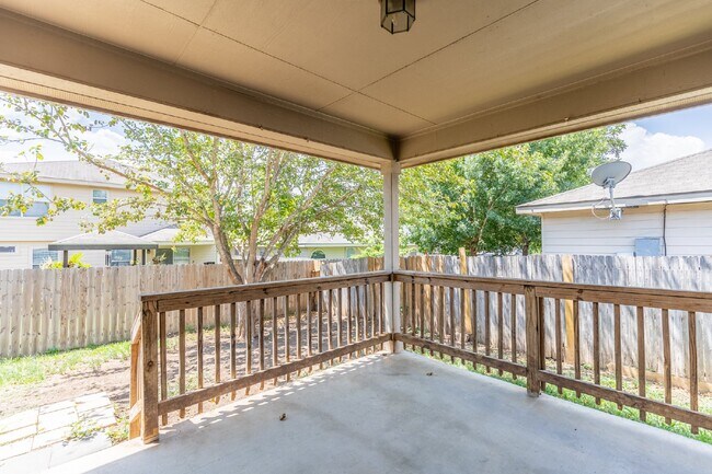 Building Photo - 8914 Walnut Springs