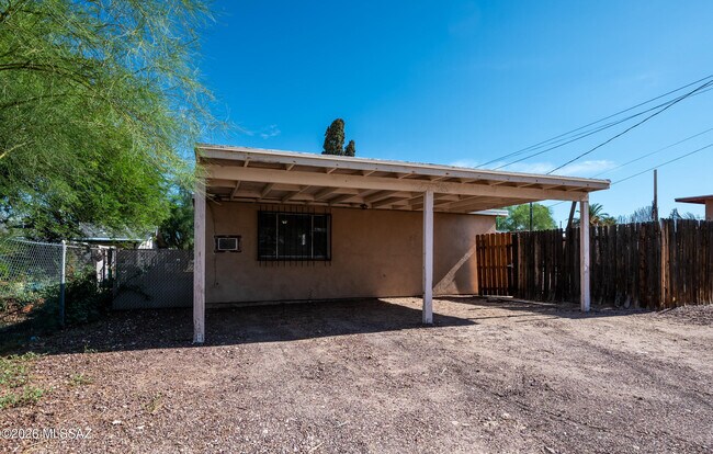 Building Photo - 810 E Linden St
