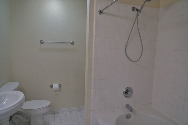 Building Photo - 2900 Bluffs Ct