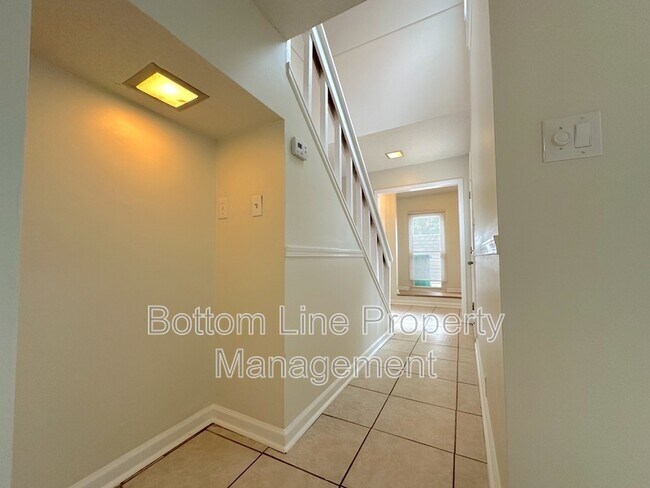 Building Photo - 6925 Stonington Ln