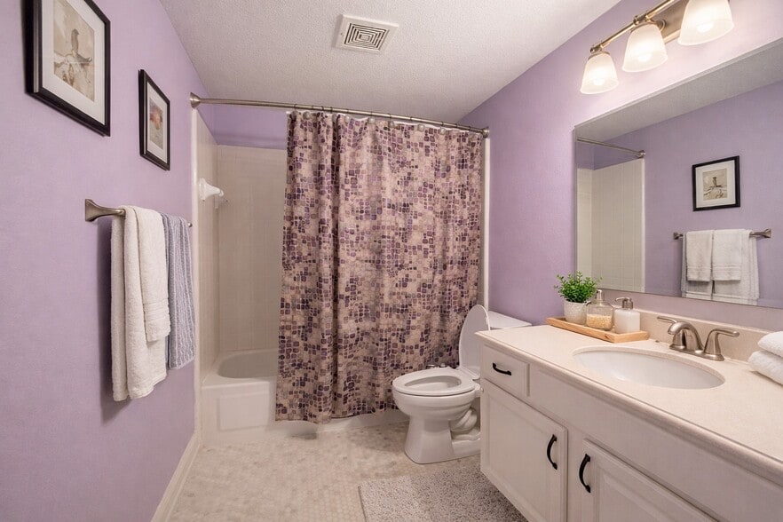 Guest Bath - 1639 Churchill Ln