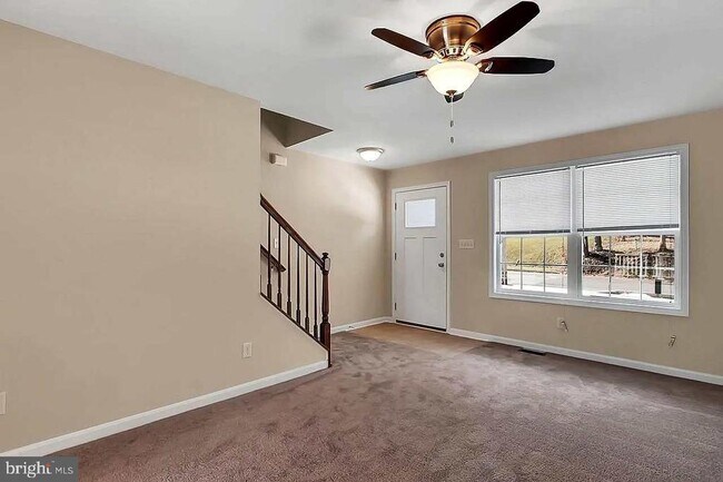Building Photo - 180 Breezewood Dr