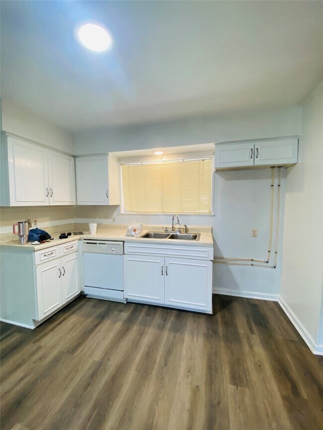 Building Photo - 1503 Bayou Dr