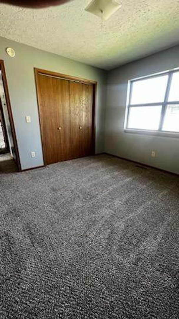 Building Photo - DUPLEX! 2 Bedroom 2 bathroom!