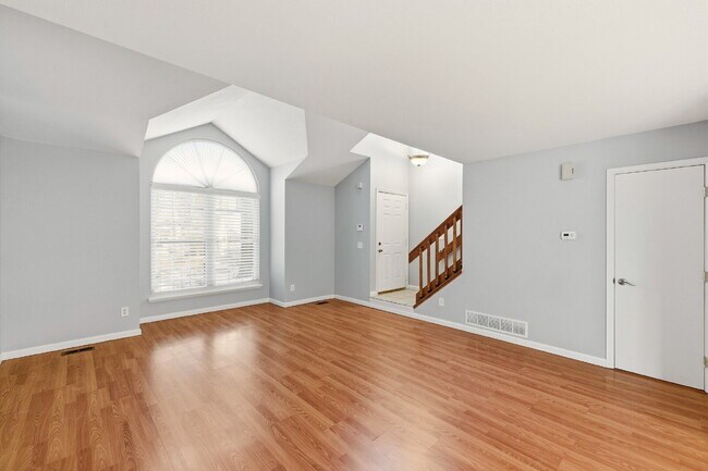Building Photo - Charming 2BR/2.5BA Townhome in Deer Pointe Village! Beautiful Hardwood Floors Throughout Main Lev...