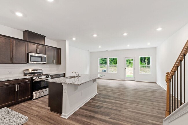 Building Photo - Updated 3BR Townhome with Pool and Spaciou...