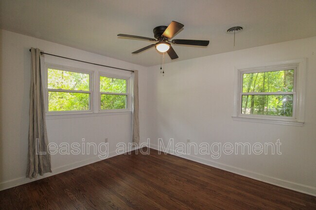 Building Photo - 927 Holly Ct