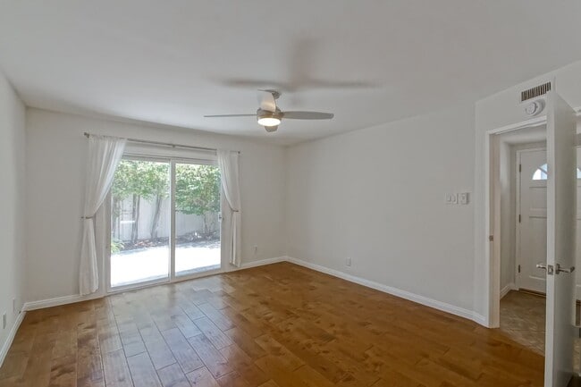 Building Photo - RECENTLY REMODELED, BRIGHT & AIRY 3BR2BA G...