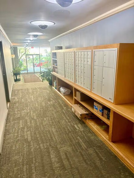 Entrance/Mail and package - 4100 W St NW