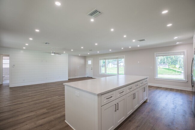 Building Photo - 51 Fairway Ln