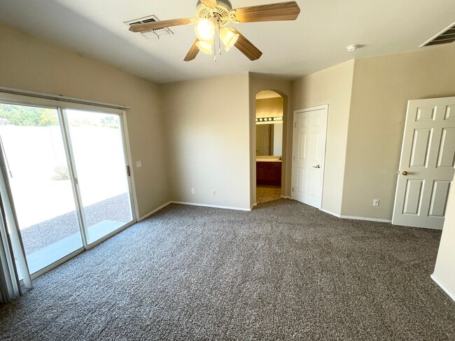 Building Photo - Sharp & Clean 4 Bedroom/ 2 Bath Single Lev...