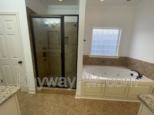 Building Photo - 880 Willow Lake
