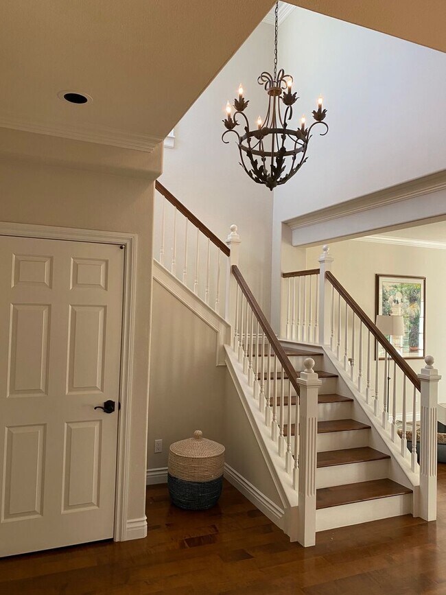 Building Photo - Private Courtyard Entry & Expansive Backyard Oasis