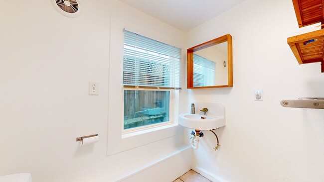 Building Photo - Fantastically Located Garden Apartment