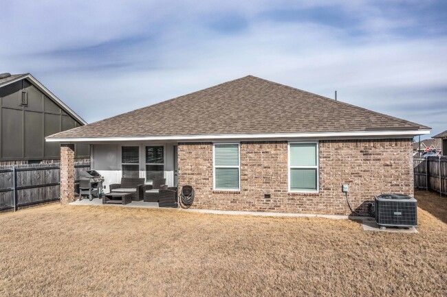 Building Photo - Stunning home in Choctaw